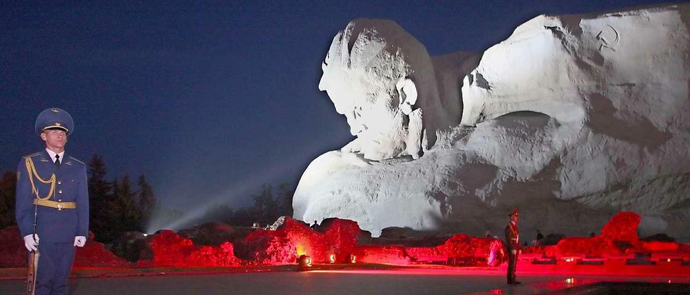 Das Denkmal "Der Mut" auf dem Geländer der Brester Heldenfestung.
