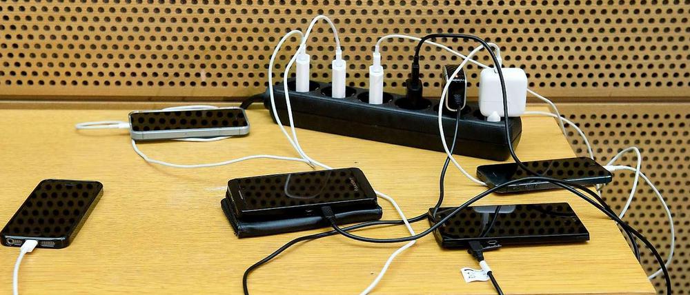 Bei vielen Smartphones, MP3-Playern und Rasierern können Kunden die Batterie oder den Akku nämlich nicht selbst austauschen. Apple stand deswegen schon öfter in der Kritik.