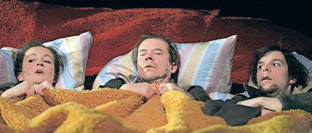 Mach es nie ohne. Die kleinen Mikros dürfen auch im Bett nicht fehlen, wie hier in „Draußen vor der Tür“ an der Schaubühne.