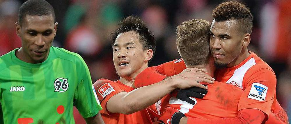 Der Mainzer Maxim Choupo-Moting (r.) jubelt nach seinem Tor mit seinen Teamkollegen Niki Zimling (2.v.r.) und Shinji Okazaki. Links Hannovers enttäuschter Marcelo.