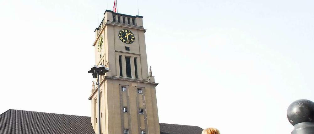 Zerstörung einer Ausstellung. Erneut wurden im Rathaus Schöneberg Texttafeln über einen Vorkämpfer der Homosexuellenbewegung aus ihren Rahmen entfernt.