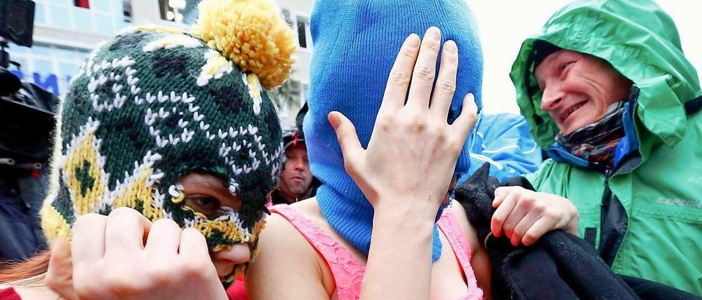 Kurz nach ihrer Verhaftung wurden die Mitglieder der Band Pussy Riot wieder frei gelassen.
