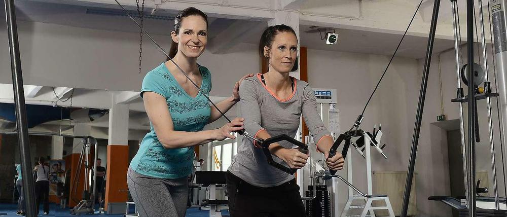 Beim Krafttraining ist es besonders wichtig, dass man sich nicht durch eine schlechte Haltung schadet.