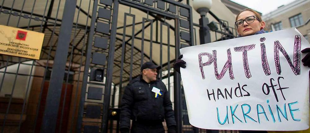 "Putin, Hände Weg von der Ukraine" Eine Protestlerin vor der russischen Botschaft in Kiew.