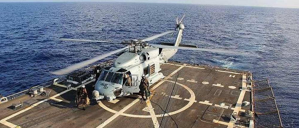 Ein US-Helikopter - die Navy hilft bei der Suche nach dem verschwundenen Flugzeug.