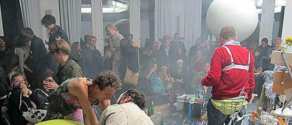 Gefährdete Betriebsamkeit? So lebendig wie bei dieser Performance der österreichischen Künstlergruppe Gelatin im Schinkel Pavillon könnte es in Berlin bald nur noch an wenigen Orten zugehen.