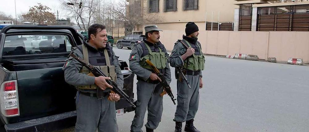 Sicherheitskräfte vor dem Hotel Serena in Kabul.