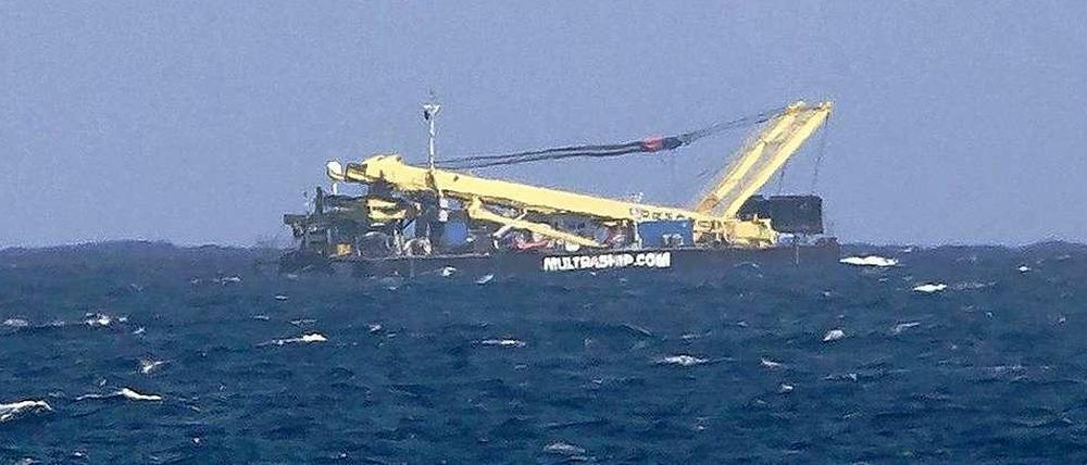 Das Schiff vor der Küste von Gran Canaria trägt eine Kran-Konstruktion - die tatsächlich einem Flugzeug ähnelt. Dies hatte zu Verwirrung geführt.