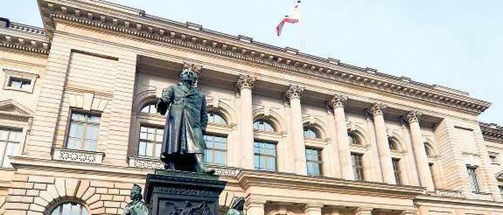 Berliner Monument. Gegründet wurde die mittelalterliche Quellensammlung 1819 vom Reichsfreiherrn vom Stein in Berlin. Eine der vier Skulpturen auf dem Sockel seines Denkmals vor dem Abgeordnetenhaus ist den Monumenta Germaniae Historica gewidmet.Foto: Imago