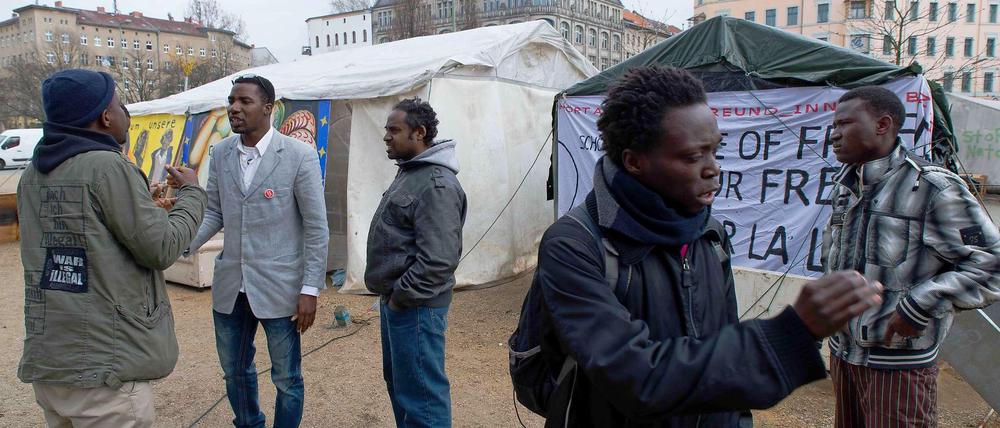 Flüchtlinge am Oranienplatz. Sie erhalten demnächst eine Übergangsunterkunft.