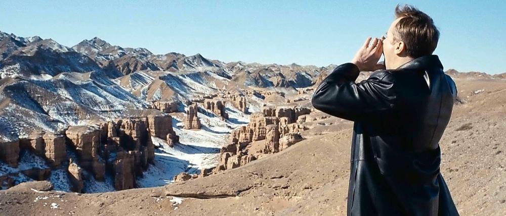 Verloren in Absurdistan. Szene aus "Sunny Days". Der kasachische Regisseur Nariman Turebajev zeichnet in seinem Debütfilm ein sarkastisches Bild seines Landes.