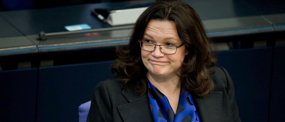 Stereotypisiert wird in den Medien über Politikerinnen oft berichtet, zeigt eine Studie. Dass SPD-Ministerin Andrea Nahles ihre Löwenmähne gebändigt habe, wird beispielsweise als Anpassung ans Amt verstanden.