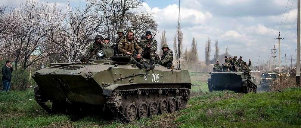 Angesichts des massiven prorussischen Widerstandes hat eine ukrainische Militärkolonne im Osten des Landes am Mittwoch die Waffen gestreckt.