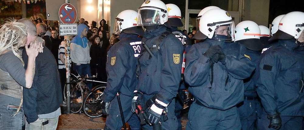 My First Mai-Kiss: Ein Punker-Pärchen knutscht neben einer Einsatztruppe - und besser kann man den 1. Mai auch nicht zusammenfassen.
