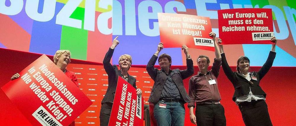 Die Spitzenkandidatin der Linken für die Europawahl, Gabi Zimmer (2.v.l.), steht auf dem Parteitag der Linkspartei in Berlin nach ihrer Rede mit Parteigenossen und Plakaten auf der Bühne.