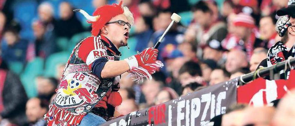 Im Takt der Messestadt. Einige Fans tragen Fanartikel und singen Sprechchöre, die Leipzig huldigen und nicht dem Sponsor.