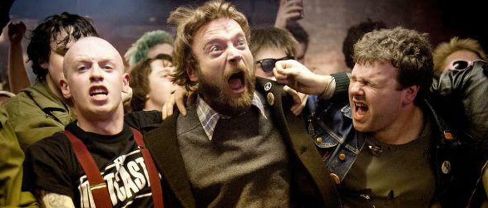 Terri Hooley (Richard Dormer) bei seinem ersten Punkkonzert.
