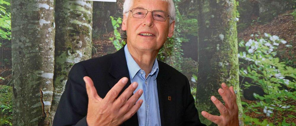 Detlev Drenckhahn (69) ist Professor für Anatomie an der Universität Würzburg. Sein Medizinstudium hat er in Heidelberg verbracht. Seinen ersten Job als Mediziner hatte er in Kiel. Die Debatte um das Wattenmeer als Schutzgebiet Ende der 1970er Jahre führte Drenckhahn zum WWF. Sein erstes Engagement für die Umweltstiftung war ein Sitz im Wissenschaftlichen Beirat. Seit 2012 ist Drenckhahn Präsident des WWF-Stiftungsrats. Er hat in der globalen Organisation durchgesetzt, dass die Mitglieder des Leitungsgremiums nun in den Ländern gewählt werden.