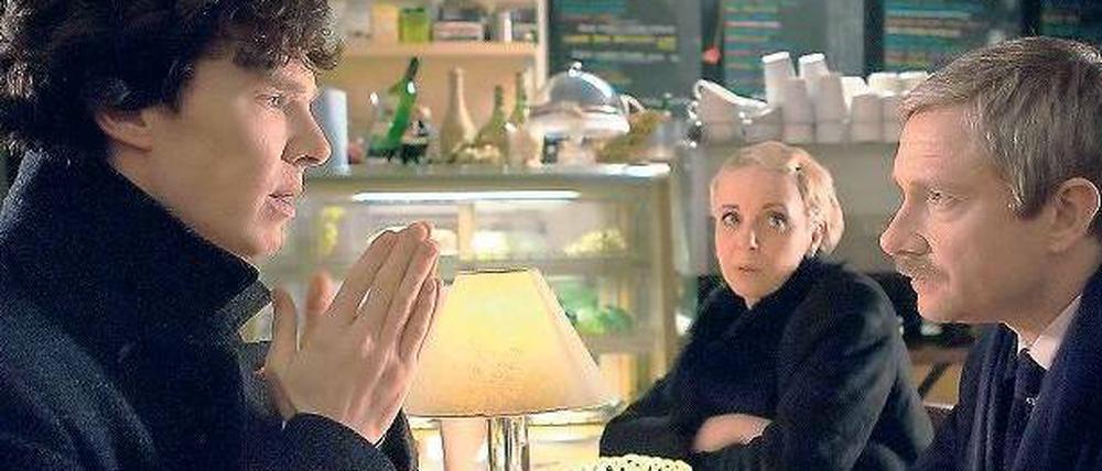 Ein Date zu Dritt: Plötzlich sitzt der tot geglaubte Sherlock Holmes (Bendedict Cumberbatch) am Tisch von Watson (Martin Freeman) und dessen Verlobter Mary (Amanda Abbington).