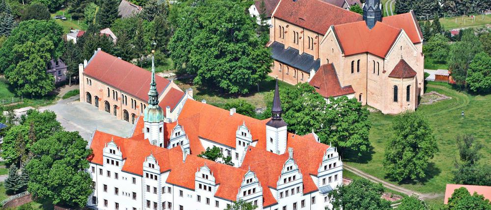 Das Doberluger Schloss und das dazugehörige Kloster mit der Kirche St. Marien, links vor dem Schloss das Refektorium. Zustand nach dem Restaurierung 2012.