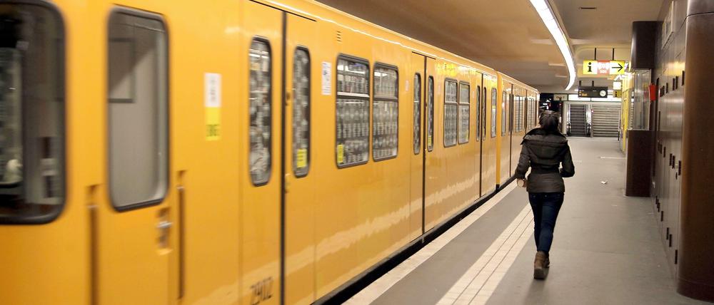Brutaler Übergriff in der U7: Zwei Jugendliche gingen auf eine Rentnerin los. Ein Fahrgast, der ihr helfen wollte, wurde mit Fäusten traktiert.