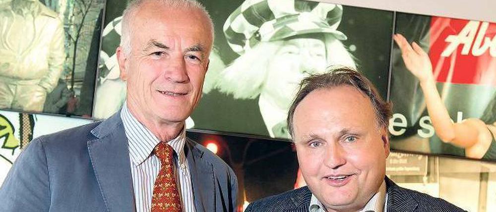 Da passt kein Blatt dazwischen. Der Rechtsanwalt Dietrich von Boetticher (links) und der Verleger Martin Balle im Verlagshaus der Münchner „Abendzeitung“. Foto: dpa