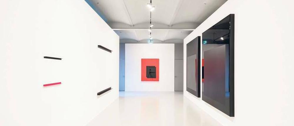 Kaltes Leuchten. Blick in die Ausstellung der Galerie Mehdi Chouakri mit Werken der Serien „Set“ und „Monoblock“ .