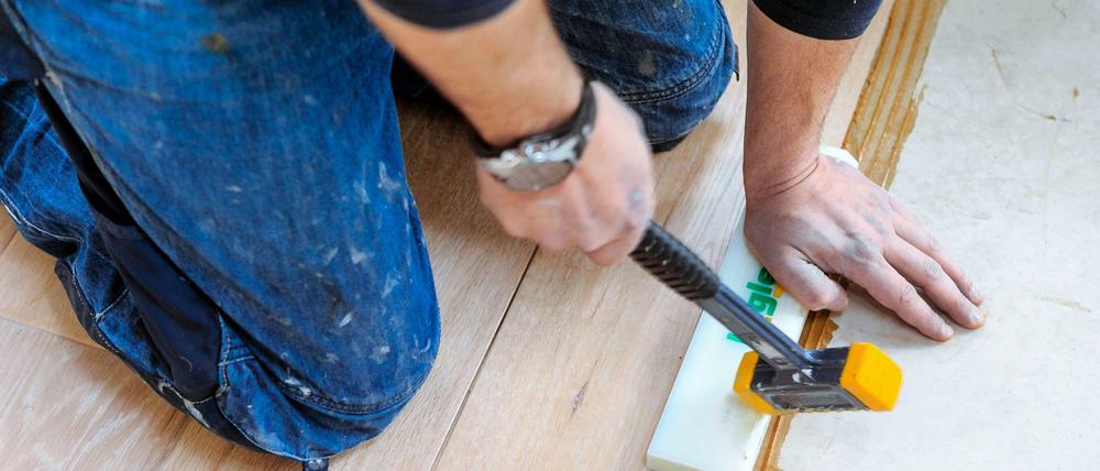 Wer zu Hause einen neuen Fußboden verlegen lässt, kann sich einen Teil der Kosten vom Finanzamt zurückholen. Allerdings sollte die Rechnung nicht bar bezahlt werden.
