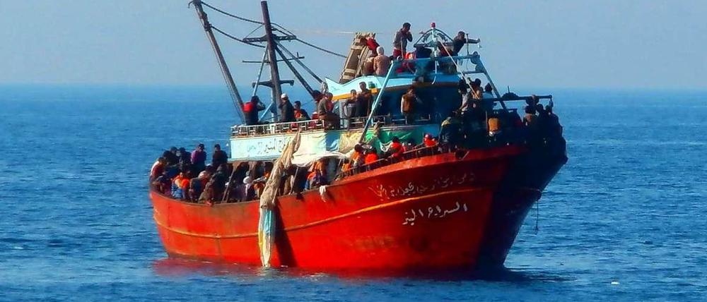 Ein Foto der italienischen Küstenwache zeigt ein Flüchtlingsboot vor der Küste Kalabriens.