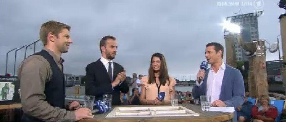 Auf dem Berliner Badeschiff begrüßte Alexander Bommes Tagesschausprecherin Linda Zervakis, Moderator Jan Böhmermann und Ex-Nationalspieler Thomas Hitzlsperger.