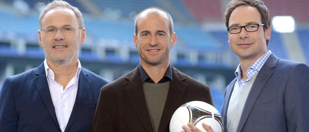 Der ARD-Moderator Reinhold Beckmann (l-r), ARD-Fußballexperte Mehmet Scholl und ARD-Moderator Matthias Opdenhövel.