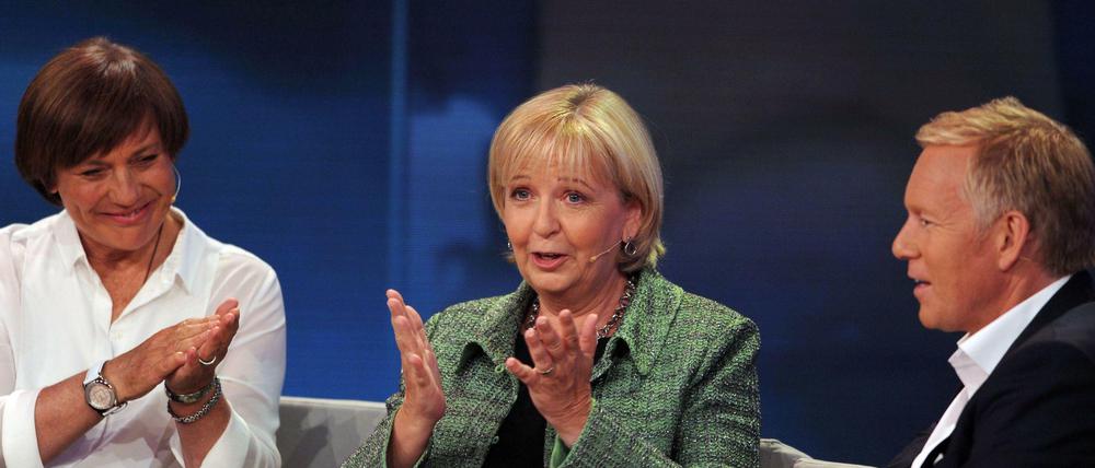 Was nicht passt, wurde für die ZDF-Sendung "Deutschlands Beste!" passend gemacht: SPD-Politikerin Hannelore Kraft (M.) stufte die Redaktion von Platz 5 auf Platz 4 hoch. Sowohl die Gäste, darunter auch Rosi Mittermaier (l.), als auch Moderator Johannes B. Kerner haben nach ZDF-Angaben nichts von den Manipulationen gewusst.