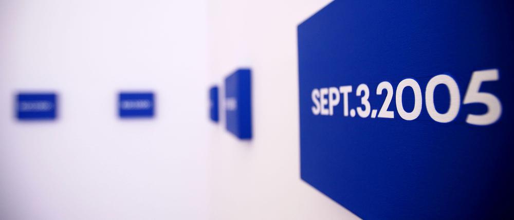 Die berühmten Date Paintings: Bilder mit dem Titel "A corner piece - Aug 1,2,3, Sept. 1,2,3, 2005, 2006" von On Kawara in einer Ausstellung im Leverkusener Schloß Morsbroich im Jahr 2009.