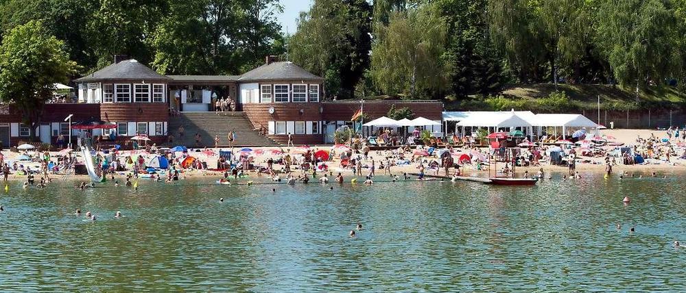 Das Strandbad Plötzensee in Berlin-Wedding - doch auch gegenüber gehen vieler Leute illegaler Weise ins Wasser