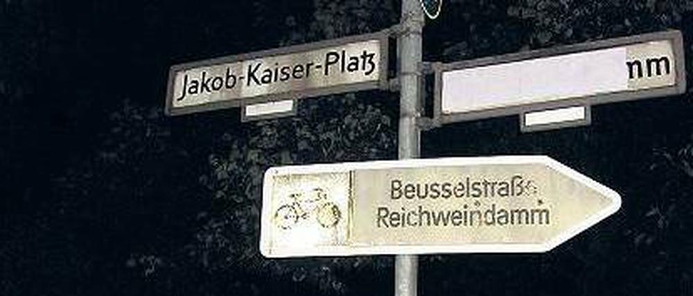Wie Sie sehen, sehen Sie nichts. Die abgeklebten Schilder sollten eine Debatte auslösen – auf dem kleinen Schild wurde alles erklärt. Die Bezirke prüfen rechtliche Schritte.