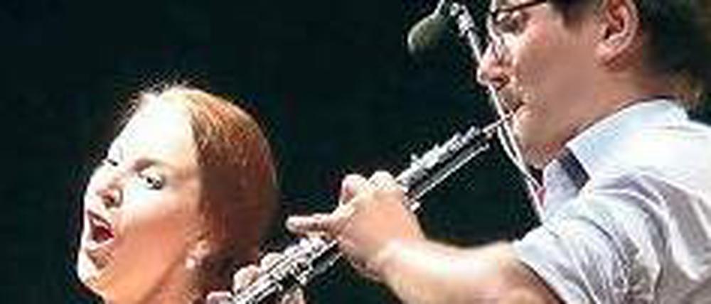 Eva Suskova singt und Matus Velas spielt auf der Oboe