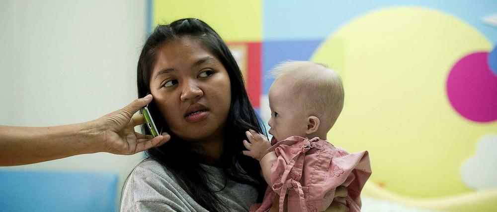 Die thailändische Leihmutter, Pattaramon Chanbua, mit Gammy.