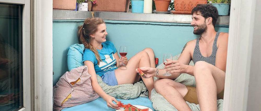 Abkühlen. Wenn es drinnen zu stickig wird, ziehen manche lieber ins Freie.