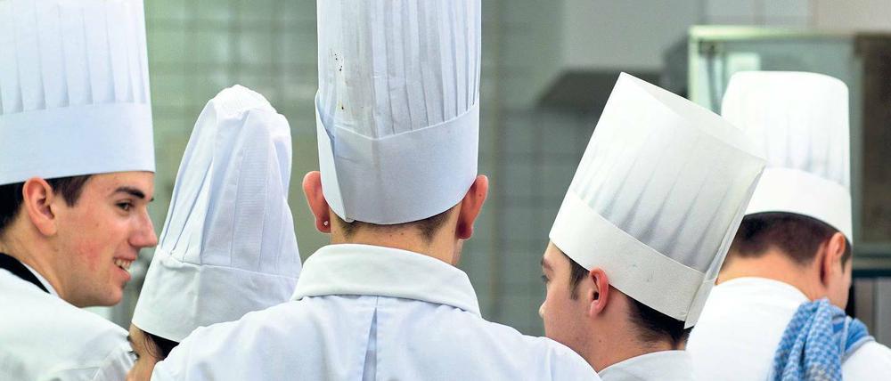 Unter der Haube. Die Arbeitszeiten und der oft raue Ton in der Küche schrecken viele ab.