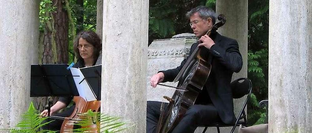 Klassik-Open-Air mal anders. Vor kurzem spielte das Duo „Nachklang 1700“ (Friederike Däublin und Andreas Vetter) auf dem Südwestkirchhof.