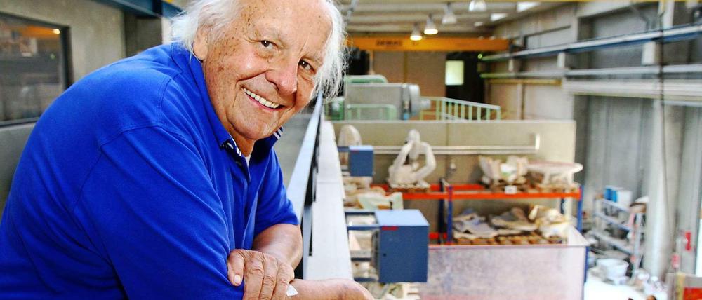 Hermann Noack Senior auf der Galerie in der Werkstatt seiner Gießerei.