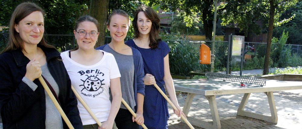 Aktion "Saubere Sache" auf dem Kannerplatz in Neukölln. Nadine Lorenz, Tanja Dickert, Hanna Lutz und Stephanie Frost (v.l.) haben das Projekt initiiert und unterstützt