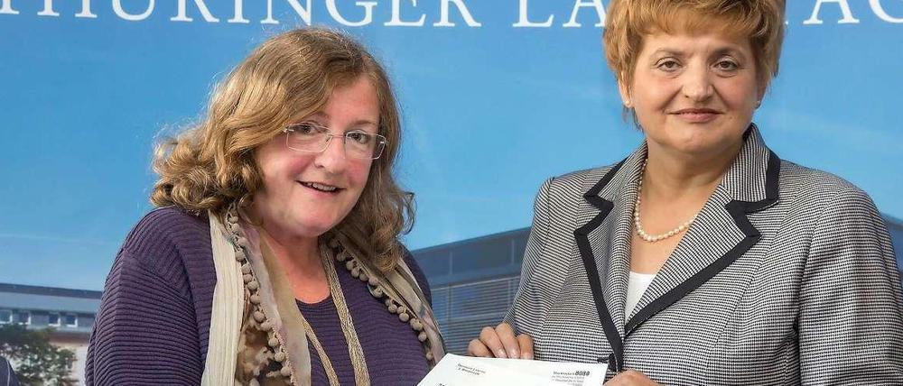 Die Ausschussvorsitzende Dorothea Marx (links) übergibt der Landtagspräsidentin Birgit Diezel den Abschlussbericht des Thüringer NSU-Untersuchungsausschuses.