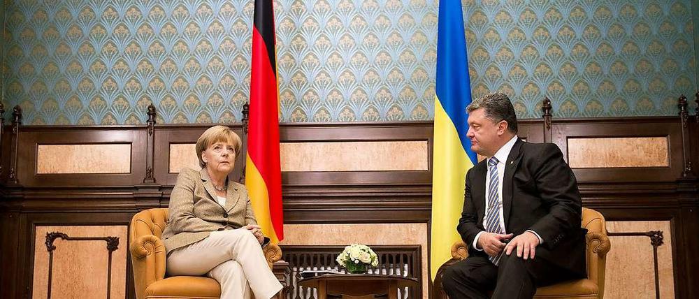 Bundeskanzlerin Angela Merkel hat den ukrainischen Präsidenten Petro Poroschenko in Kiew getroffen.