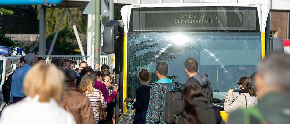 30 Busse sind aktuell im Schienenersatzverkehr im Einsatz. Trotzdem kommt es nach dem Anschlag am Donnerstagmorgen zu großen Verzögerungen.