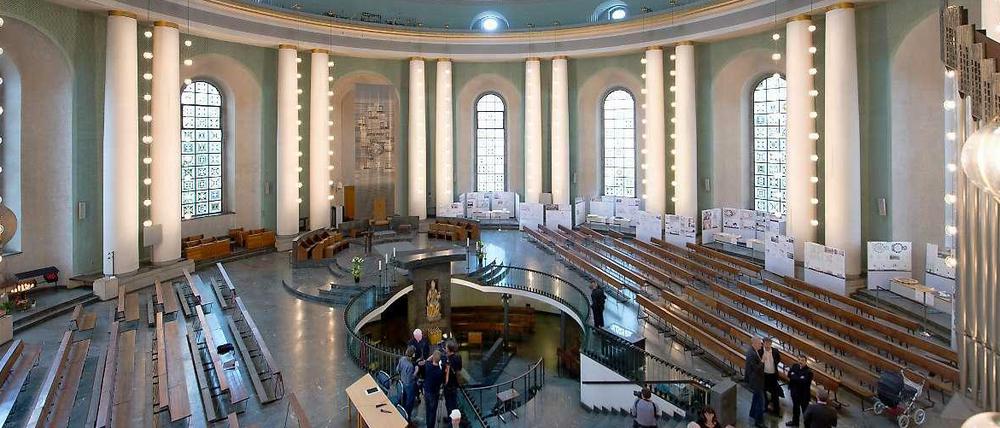 Umstrittene Öffnung. Die Kathedrale, wie sie heute aussieht: Vor der Altarinsel führt eine breite Treppe in die Unterkirche.