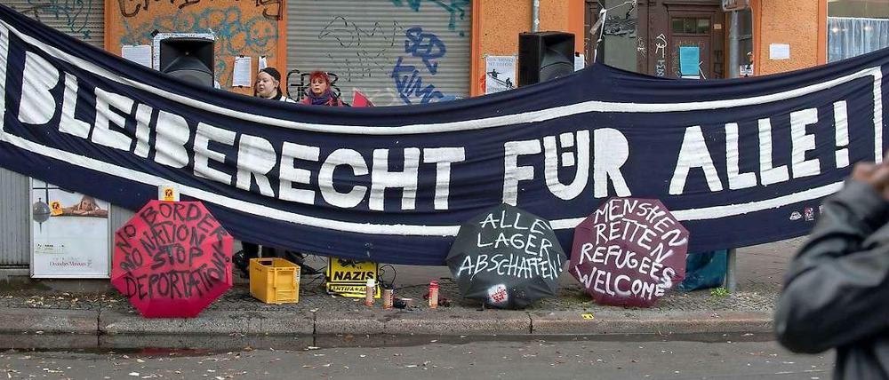 Flüchtlinge und Unterstützer protestieren für ein Bleiberecht für alle. Die Realität sieht anders aus.