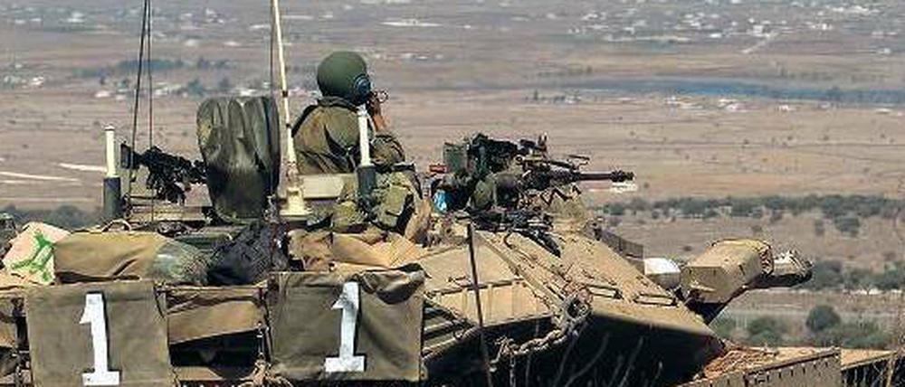 Auf Posten: Israelische Soldaten beobachten das Grenzgebiet zu Syrien.