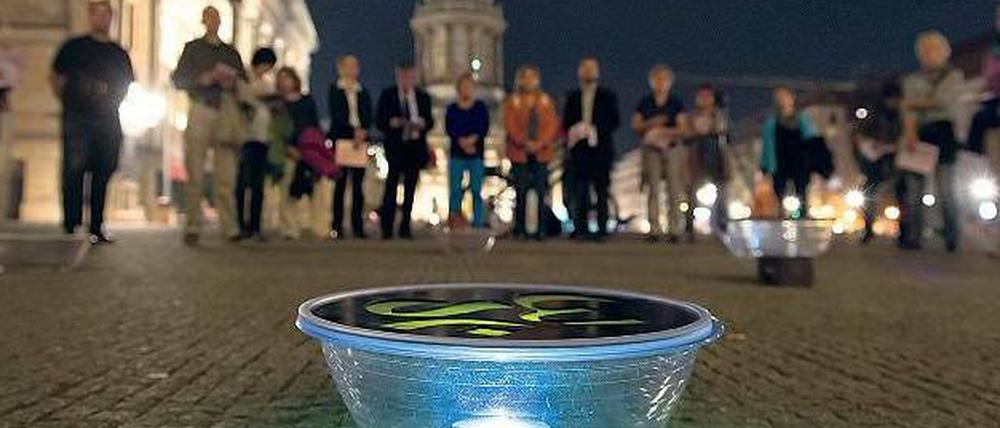 Zur Langen Nacht der Religionen gehörte auch ein interreligiöses Friedensgebet am Gendarmenmarkt.