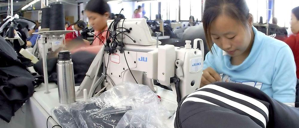 Adidas lässt seine Produkte seit vielen Jahren in China herstellen - hier ein Bild aus dem Jahr 2004.